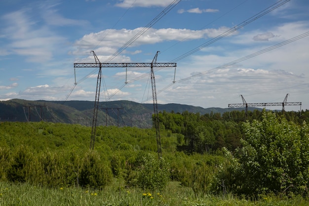 Wsporniki dla linii wysokiego napięcia. Produkcja i przesył energii elektrycznej.