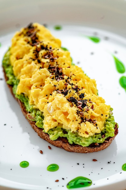 Zdjęcie wstrząśnięty toast z guacamole i oliwek zdrowe i smaczne śniadanie na talerzu