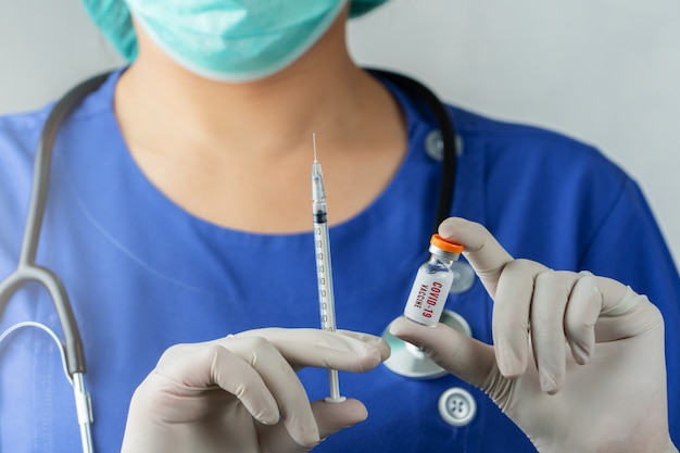 Wstrzyknięcie szczepionki i strzykawki do zapobiegania, immunizacji i leczenia koronawirusem Covid-19