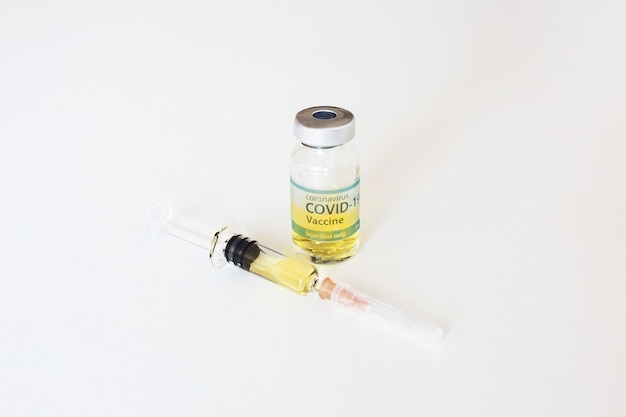 Wstrzyknięcie szczepionki i strzykawki. Służy do zapobiegania, immunizacji i leczenia zakażenia koronawirusem, nowej choroby koronawirusowej, COVID-19
