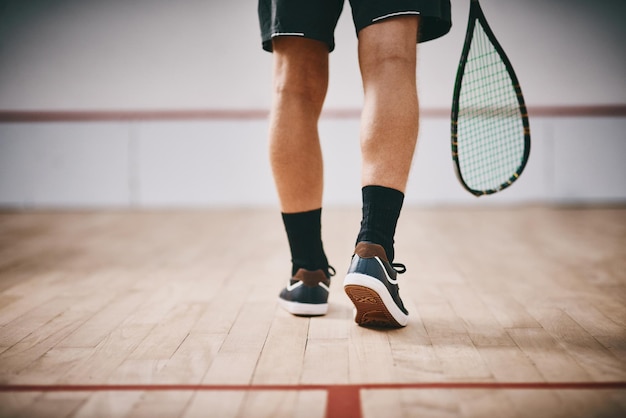 Zdjęcie wszedłeś do ligi mistrzów przycięte zdjęcie nierozpoznawalnego mężczyzny grającego w squasha