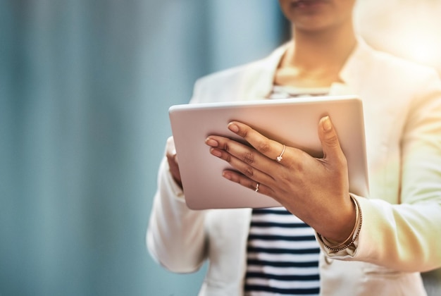 Wszędzie, gdzie się uda, po prostu zaznacza zbliżenie przedstawiające nierozpoznawalną bizneswoman korzystającą z cyfrowego tabletu w mieście