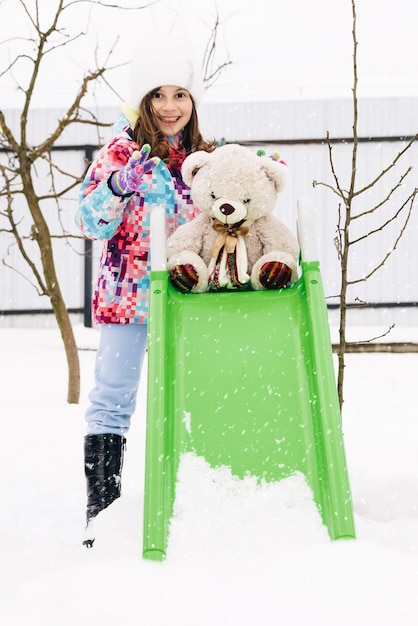 Wszystkiego Najlepszego Z Okazji Dziewczyna Dziecko Bawiące Się Misiem W Czasie Zimy Trochę Za Toddler Dziewczynka Gospodarstwa Misia