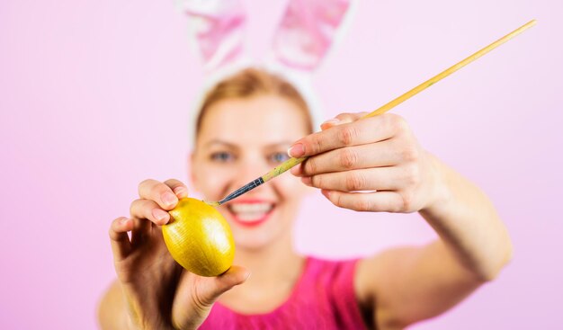 Wszystkiego najlepszego z okazji obchodów wielkanocnych Happy bunny girl malowanie jajek na Wielkanoc Selektywne fokus Easter egg