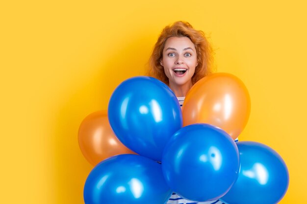 Wszystkiego najlepszego z okazji urodzin dziewczyna trzyma balony w studiu zadziwiająca dziewczyna z balonem na przyjęcie urodzinowe