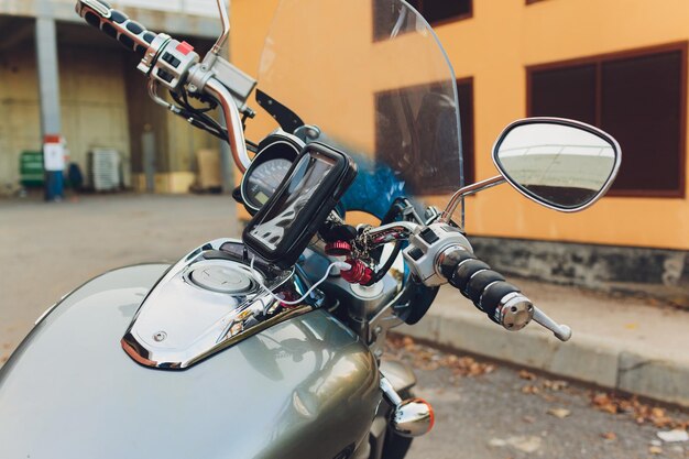 Wtyczka zasilania do ładowania telefonu komórkowego na nowoczesnym motocyklu w zbliżeniu i selektywnym ostrości