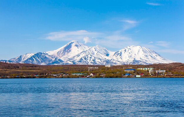 Wulkan Avachinsky Góruje Nad Miastem Petropavlovsk-kamchatsky.