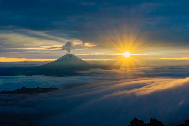 Wulkan Cotopaxi o zachodzie słońca w Ekwadorze