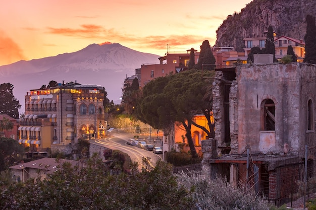 Wulkan Etna o zachodzie słońca widziany z Taorminy na Sycylii