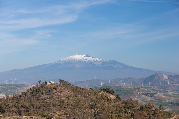 Wulkan Etna widziany ze wsi Morgantina na Sycylii
