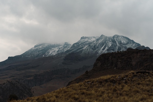 Wulkan Iztaccihuatl pokryty śniegiem