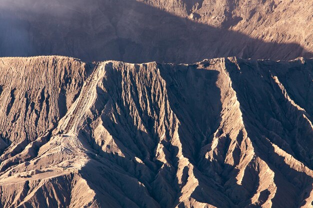 Wulkan Mount Bromo (Gunung Bromo) podczas wschodu słońca z punktu widzenia na Mount Penanjakan, we wschodniej Jawie, Indonezja.