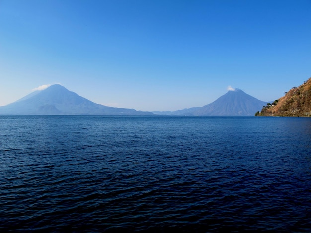 Wulkan na jeziorze Atitlan w Gwatemali