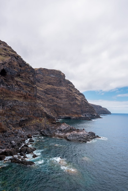 Wulkaniczna linia brzegowa i falezy w Tijarafe, La Palma, wyspy kanaryjska, Hiszpania.
