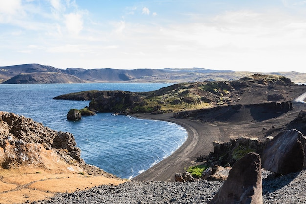 Wulkaniczne wybrzeże jeziora Kleifarvatn w Islandii