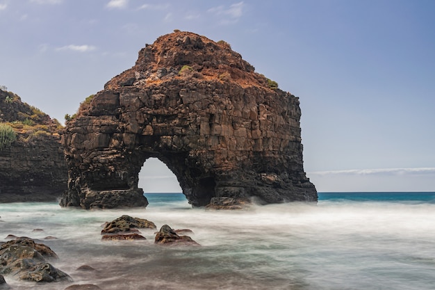 Wulkaniczny łuk skalny, plaża Los Roques, Los Realejos, Teneryfa, Wyspy Kanaryjskie