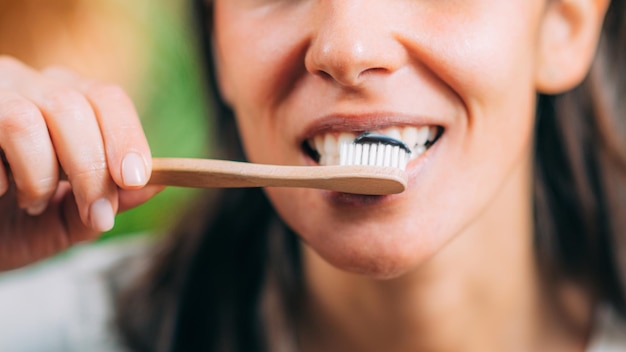 Wybielanie zębów za pomocą pasty do zębów z czarnym węglem drzewnym w domu