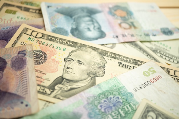 Wybierz fokus 10 dolarów amerykańskich pod chińskim banknotem juana.