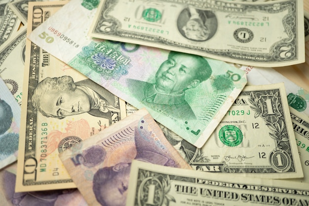 Wybierz punkt skupienia 10 dolarów amerykańskich na podstawie banknotu juana chińskiego.