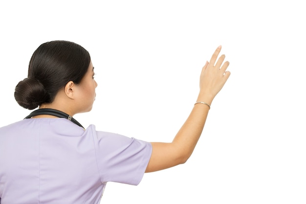Wybór najnowszej medycyny. Kobieta lekarz wskazując na copyspace na ścianie na białym tle