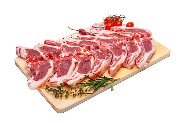Wybór surowego mięsa na desce do krojenia