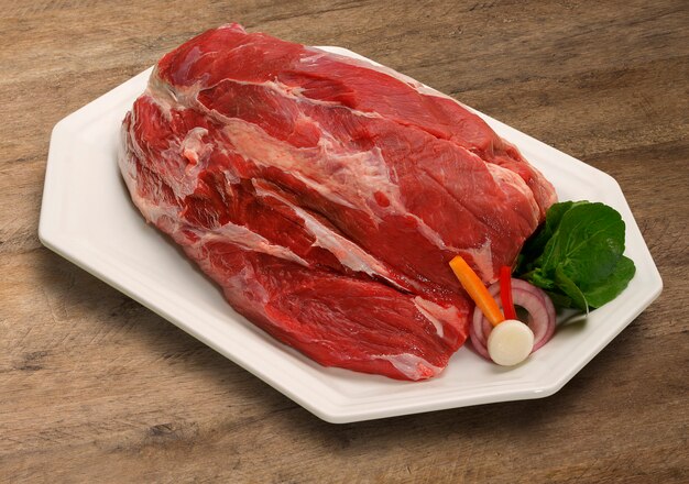 Wybór surowego mięsa na drewnianej desce do krojenia.