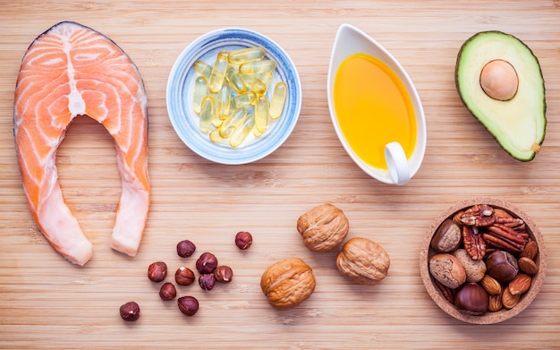 Wybór żywności źródeł Omega 3 I Nienasyconych Tłuszczów Na Drewniane Tła.