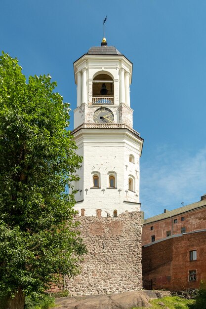 Zdjęcie wyborg leningradzki region rosja - 2 lipca 2002 widok średniowiecznej wieży zegarowej turystyka