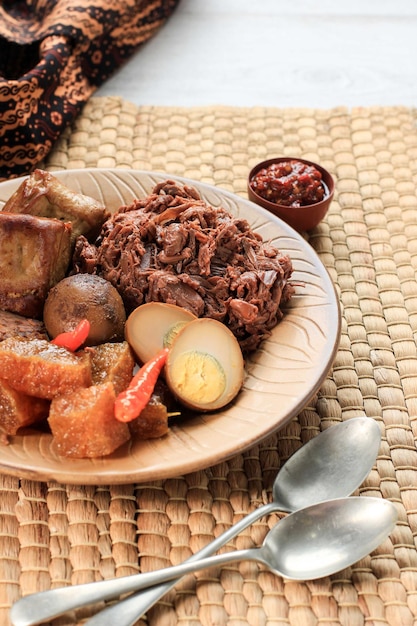 Wybrany Focus Gudeg. Podpis I Legendarne Danie Z Yogyakarta Indonezja. Gulasz Owocowy Jack W Towarzystwie Pikantnego Gulaszu Z Krakersów Ze Skóry Bydlęcej I Brązowych Jajek, Tofu, Tempeh I Sambal.