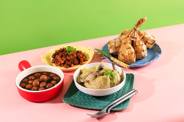 Wybrany Zestaw Focus Ketupat Lebaran, Full Package Menu Serwowane Podczas Lebaran Eid, Concept Of Colorful Lebaran Menu. Kopiuj Miejsce Na Tekst