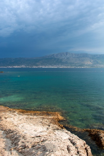 Wybrzeże Adriatyku w Splicie w Chorwacji dramatyczne niebo seascape