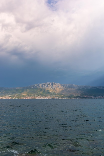 Wybrzeże Adriatyku W Splicie W Chorwacji Dramatyczne Niebo Seascape