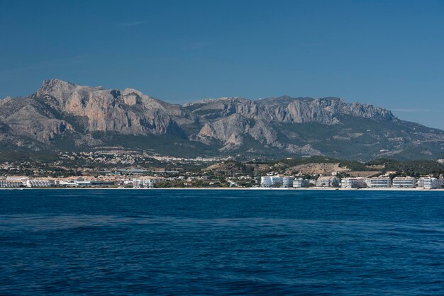 Wybrzeże Altea z górami Puig Campana i Ponoch od strony Morza Śródziemnego, prowincja Alicante, Hiszpania