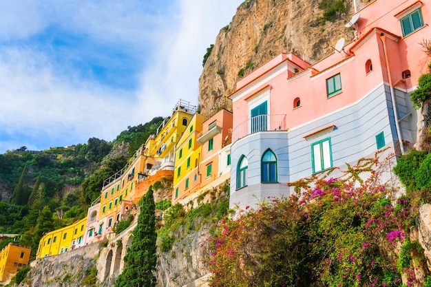Wybrzeże Amalfi Włochy Kolorowa architektura na skałach w mieście Amalfi