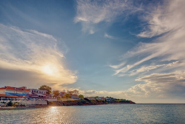 Wybrzeże I Plaża Kurortu Nea Fokea Na Półwyspie Cassandra Chalkidiki W Grecji