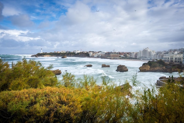 Wybrzeże i plaża miasta Biarritz. panoramiczny krajobraz