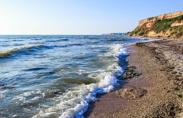 Zdjęcie wybrzeże morza czarnego. seascape w słoneczną pogodę.