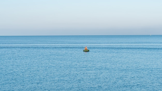 Wybrzeże Morza Czarnego w mieście Poti, rybak w łodzi. Gruzja