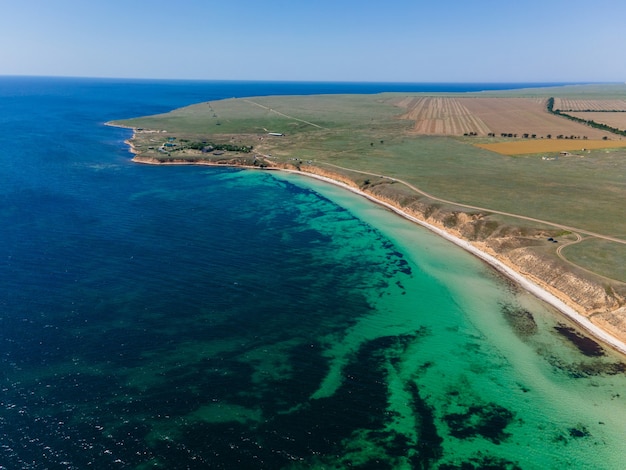Wybrzeże morza z czystą wodą nakręconą dronem na Krymie latem
