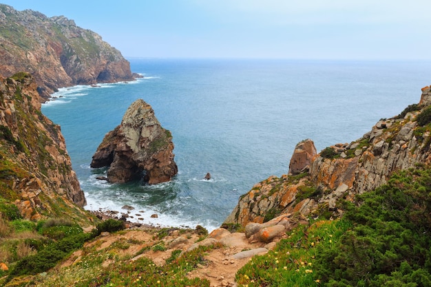 Wybrzeże Oceanu Atlantyckiego w pochmurną pogodę Widok z Cape Roca Cabo da Roca Portugalia