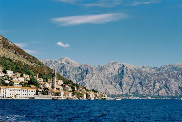 Wybrzeże Perast na tle gór Czarnogóry