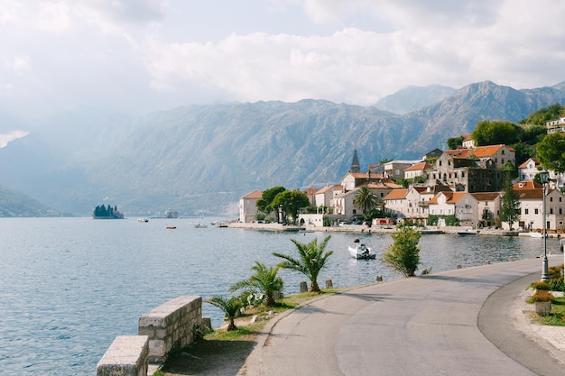 Wybrzeże Perast ze starymi kamiennymi domami wśród zieleni czarnogóry