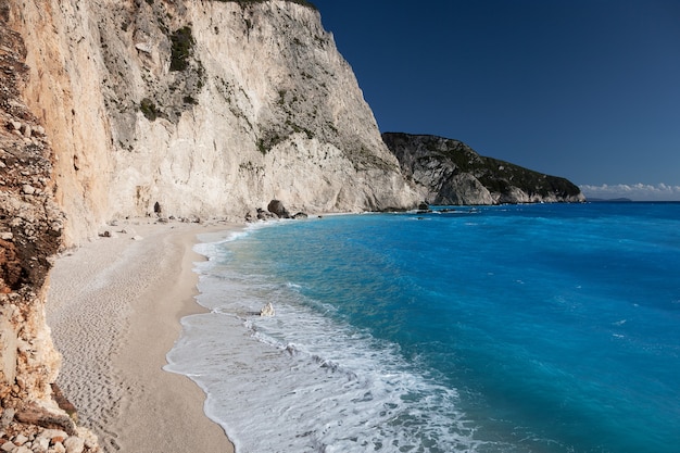 Wybrzeże plaży Porto Katsiki na wyspie Lefkada, Grecja.