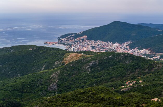 Wybrzeże Riwiery Budva Czarnogóra Bałkany Morze Adriatyckie Widok ze szczytu górskiej ścieżki