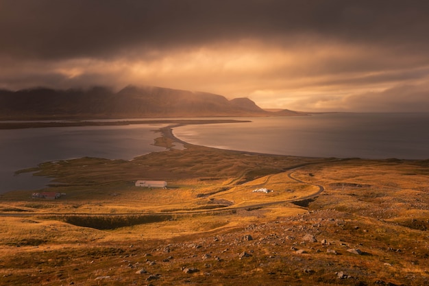 Wybrzeże Siglufjarðarvegur W Północnej Islandii.