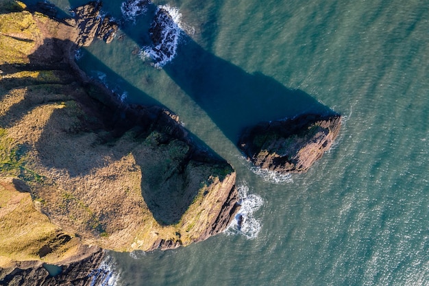 Wybrzeże Szkocji w pobliżu zamku Dunnottar Widok z góry