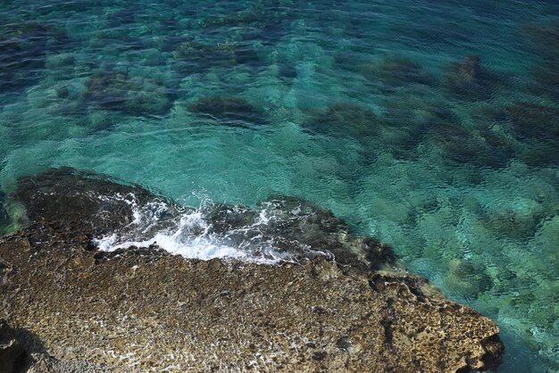 wybrzeże w ayia napa na przylądku greco na cyprze nad morzem ze skałami