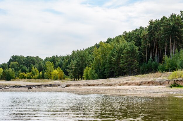 Wybrzeże Wołgi W środkowej Wołdze W Republice Tatarstanu. Jesienny Krajobraz. Fotografowanie Ze Statku.