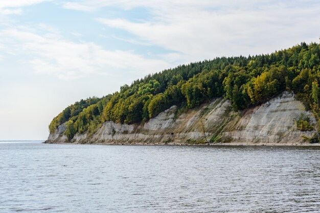 Wybrzeże Wołgi w środkowej Wołdze w Republice Tatarstanu. Jesienny krajobraz. Fotografowanie ze statku.