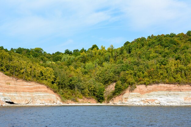 Wybrzeże Wołgi w środkowej Wołdze w Republice Tatarstanu. Jesienny krajobraz. Fotografowanie ze statku.